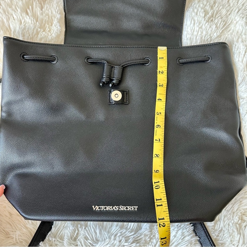 VICTORIA’S SECRET Black Pebbled Faux Leather Backpack Gold Logo Drawstring - Picture 5 of 9
